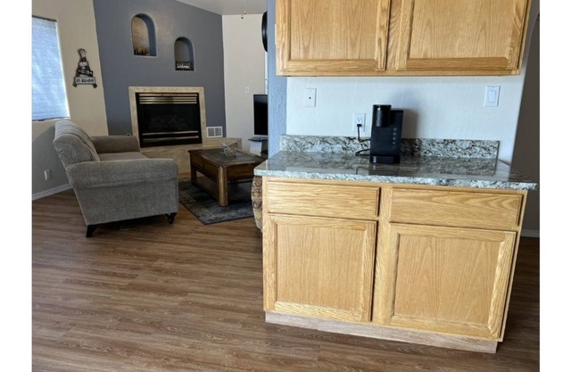 Cozy Mountain Home 2 Bedroom with Fireplace 20 min to Albuquerque
