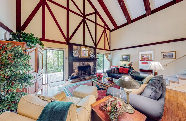 Cozy mountain home with foosball, ping-pong, private deck & wood-burning firepla