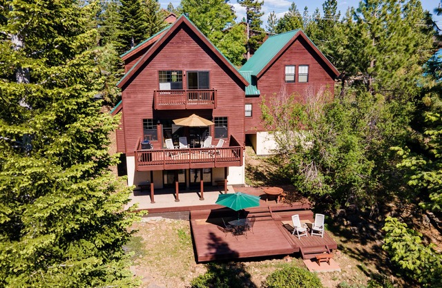 Cozy Mountain Retreat in Tahoe Donner with Large Deck and Mountain Views
