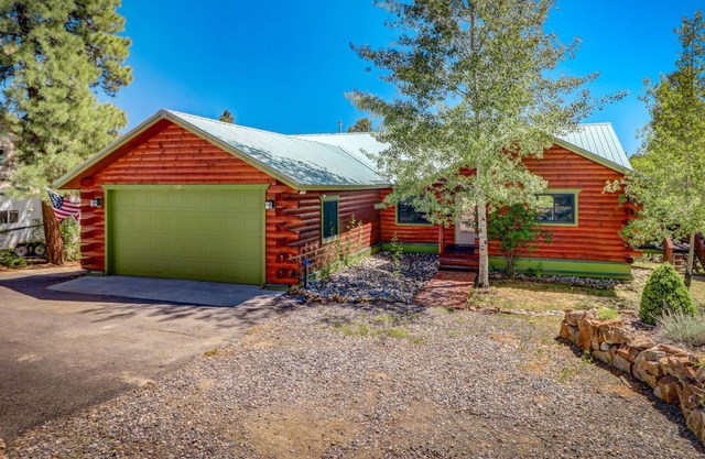 Cozy Mountain View Retreat-Dry Sauna/2 Decks/Den/Wood burning Stove/Pool Table