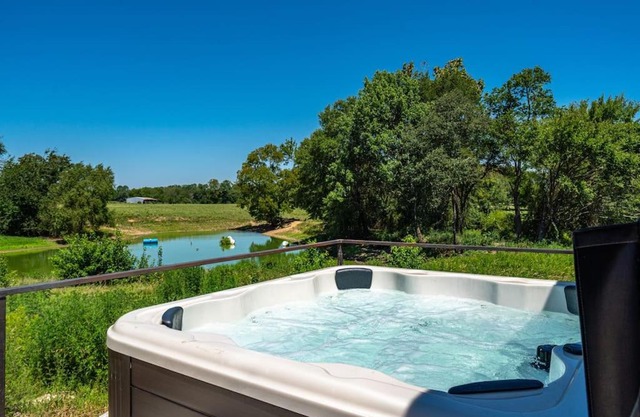 Cozy Mtn View Cottage w/Hot Tub