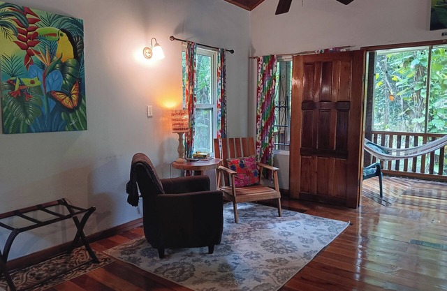 Cozy Nature Cabin- King bed, AC, 10 min to downtown & Car rental onsite.