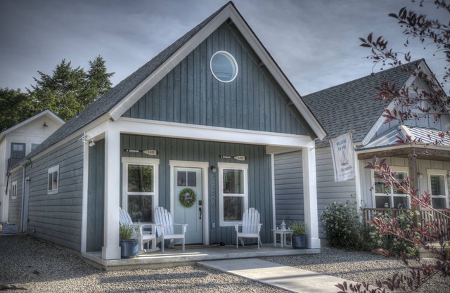 Cozy Nautical Cottage ~ 2BD/Sleeps 6/1 Mi to Lake/Free Shuttle/Video Tour