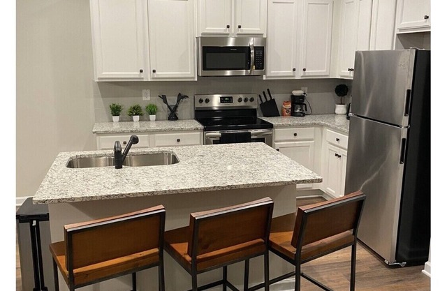 *COZY New Home/Near AIRPORT/Quiet Neighborhood/Free Parking