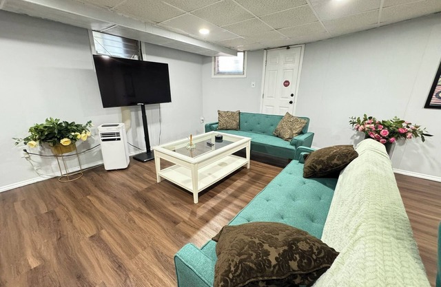 Cozy NYC-Themed Escape in North Bergen – Minutes from Midtown Manhattan!