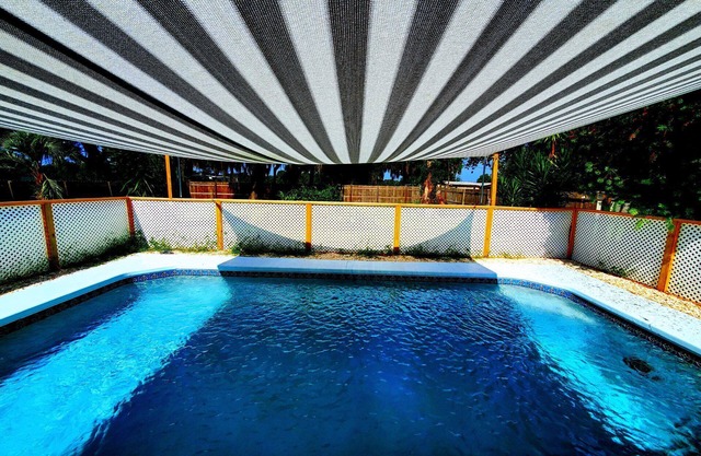 Cozy Oasis nestled on 2 acres w pool and lake views