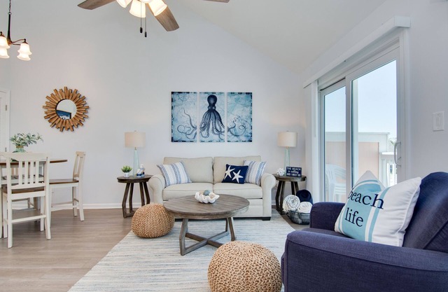 Cozy oceanside studio, mere steps from the beach, and close to shops and dining