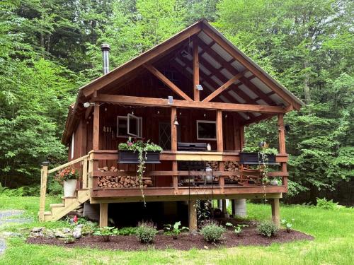 Cozy Off-Grid Cabin Nestled in the Trees in Sunderland, Vermont