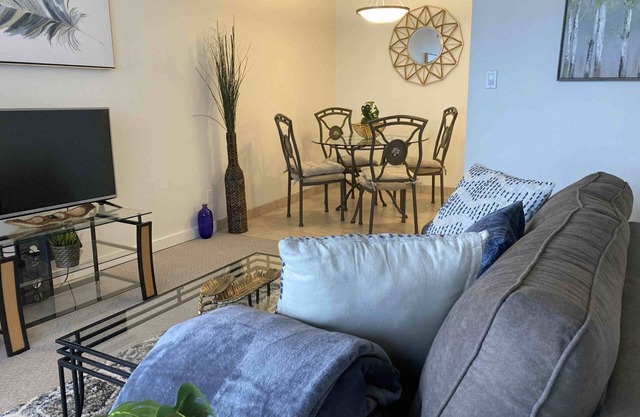Cozy One Bedroom Furnished Suite on the Park