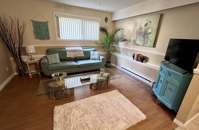 Cozy one bedroom suite with hot tub and pool (summer) access