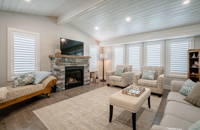 Cozy, one level lake property Bed and Breakfast on the shores of Lake Erie