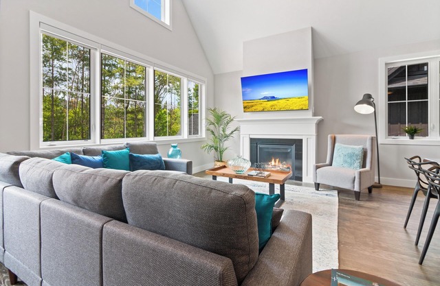 Cozy open concept HILL VIEW house, walk to Ski & Village, outdoor hot tub & pool