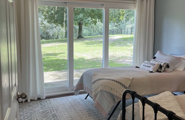 Cozy "Pine Cottage" on 100+ acre Cattle Ranch, 40 min from Tampa! Sleeps up to 6
