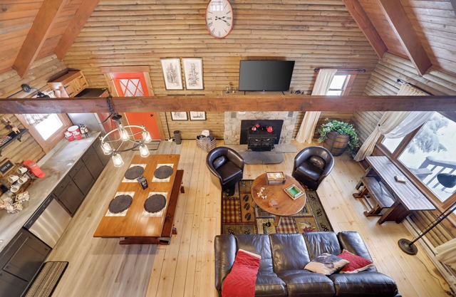 Cozy Pocono Mountain Rustic Log Cabin with Woods View, Loft King Bed