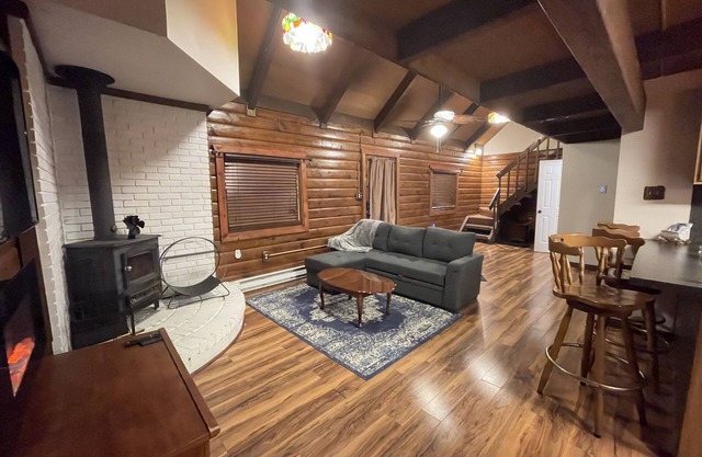 Cozy Poconos Cabin Getaway - 8 min from Kalahari!