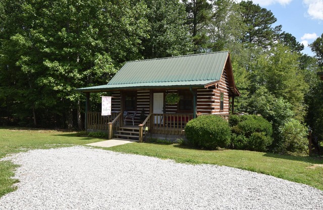 Cozy Pondside Cabin five minutes from Laurel Lake
