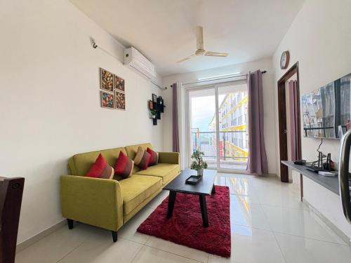 Cozy Pool Resort Near Airport