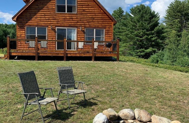 Cozy, private, bright cabin with mountain views