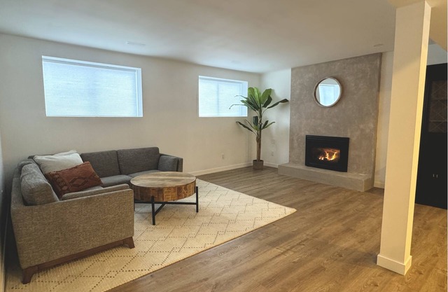 Cozy, Private Newly Renovated Large Bright Suite