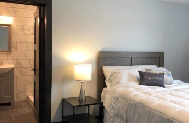 Cozy Queen Ground Floor Studio Near Downtown Muskegon