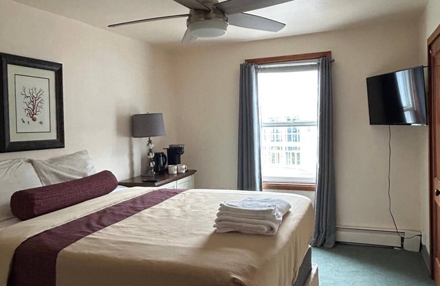 Cozy Queen Room-Prime Downtown Location