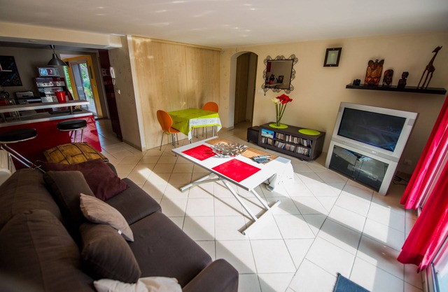 Cozy, quiet apartment in property at the foot of the luberon (70 m2) + pool