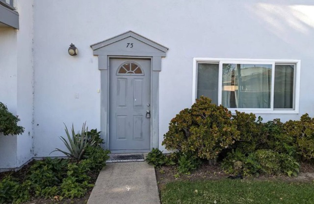 Cozy & Quiet Townhome | Central OC | Holiday Home