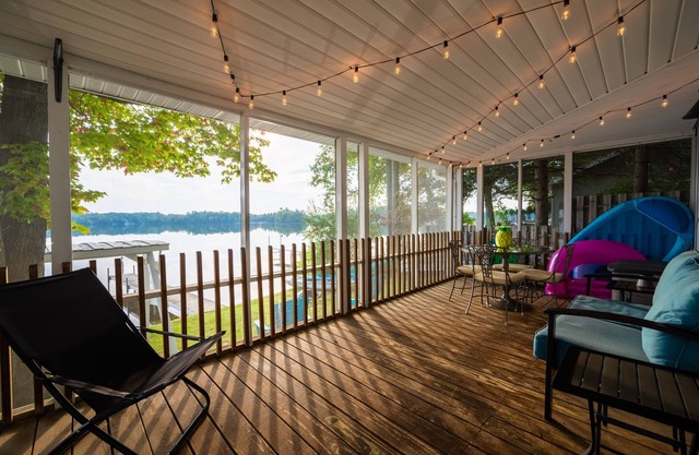 Cozy remodeled cottage directly on Bass Lake. Ten minutes to Traverse City.