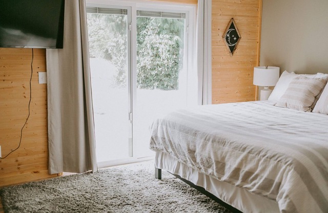 Cozy remodeled home with hot tub, back yard, pet friendly