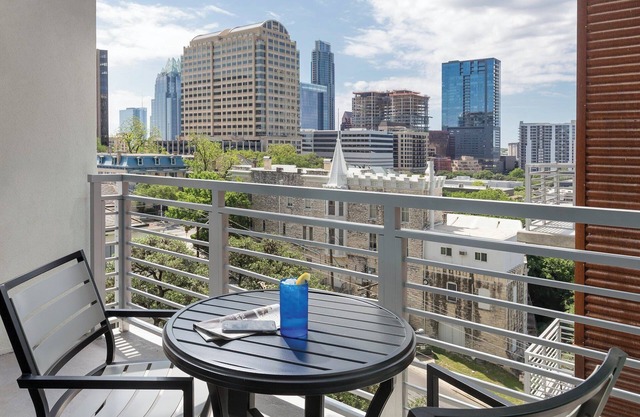 Cozy resort in awesome Austin with AC, fitness room, WiFi