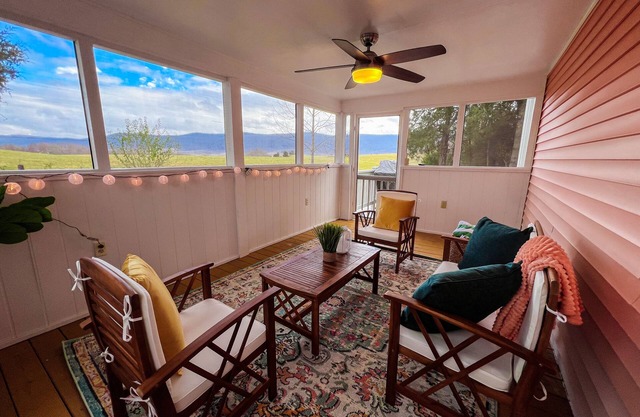 Cozy Retreat - Hot tub + Mountain Views + Pets