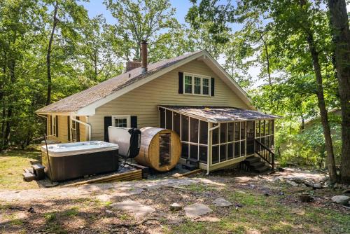 Cozy Retreat - Sauna Hot Tub & Game Room in VA