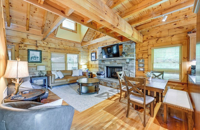 Cozy Retreat w/Deck & Sapphire Resort Access!
