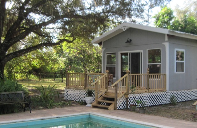 Cozy river retreat on the Orange river Buckingham FL. w/pool and Kayaks!
