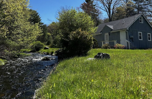 Cozy Riverfront 2BR 1BA Escape - Mins from Kalahari and Camelback