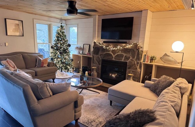 Cozy Riverfront All Season Cottage - 6 minutes from downtown Huntsville