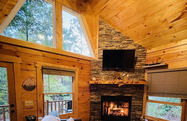 Cozy Romantic cabin near Pigeon Forge Fireplace:Hot tub and Heart shaped tub!