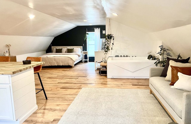 cozy romantic getaway private woody area 5 mins from hiking trails