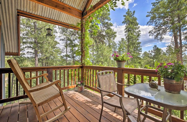 Cozy Ruidoso Cottage w/Deck - 10 Min to Village!