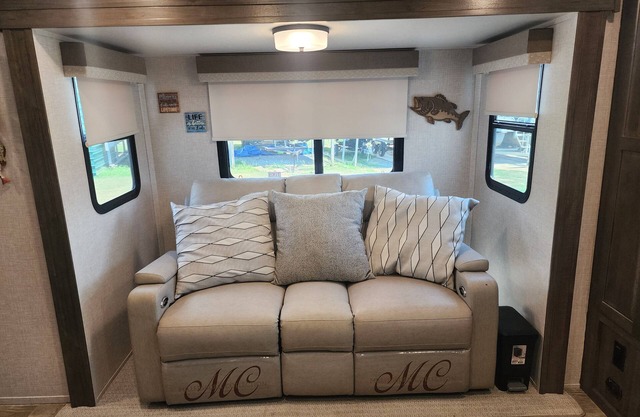 Cozy RV in Soothing Mooresburg with AC, WiFi, Beach/Boat Lake access and fishing