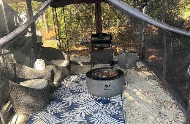 Cozy RV In wooded Private space
