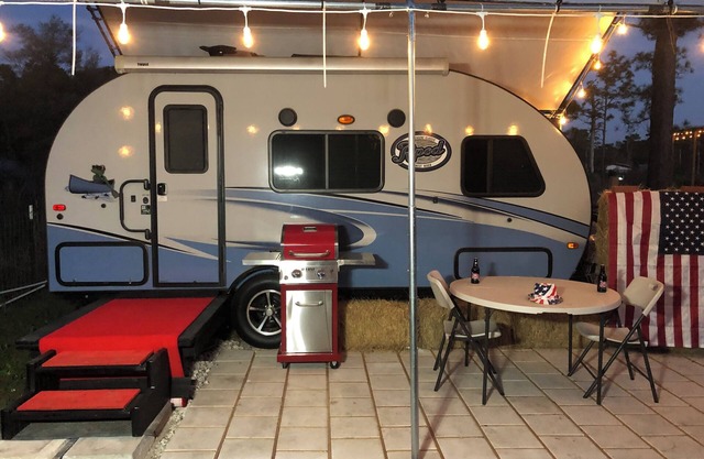 Cozy RV with 1 bdrm/full bath/W&D WiFi, AC in enchanting Geneva