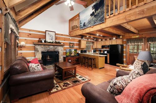Cozy, secluded 2BR cabin with hot tub & pool table only 1 mile from PF parkway!