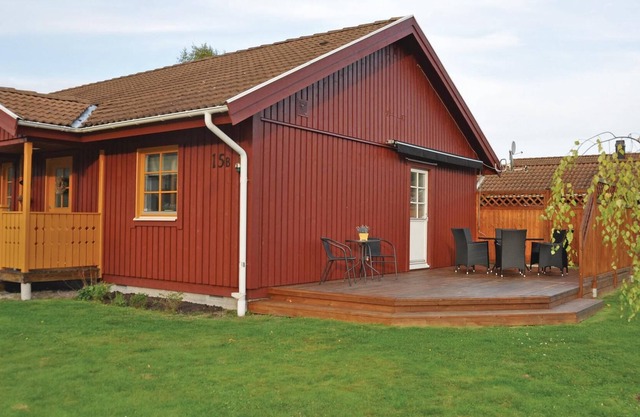 Cozy semi-detached house in established cottage area.