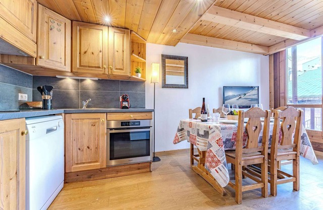 Cozy Ski-In Ski-Out with Balcony View and Parking