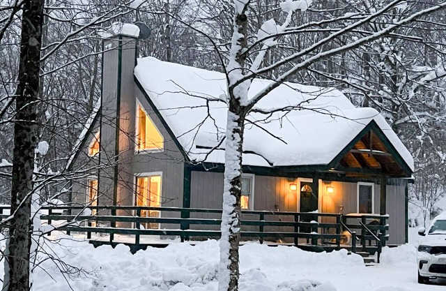 Cozy ski retreat 7 minutes from Stratton's Sunbowl!