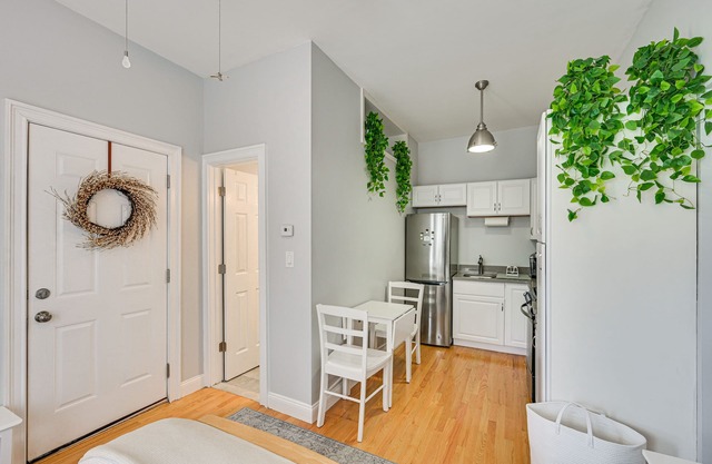 Cozy Somerville Studio: 2 Mi to Boston, Walk to T!