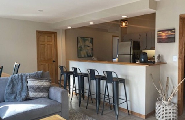 Cozy South Haven Cottage. Walkable to beach. Family and pet friendly!