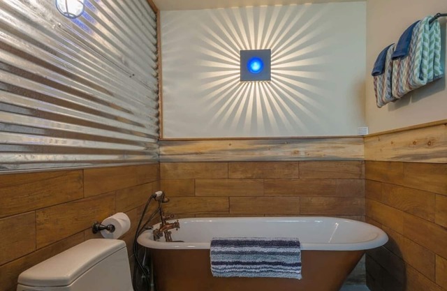 Cozy Spa Sanctuary-Steps to Restaurants and Shopping