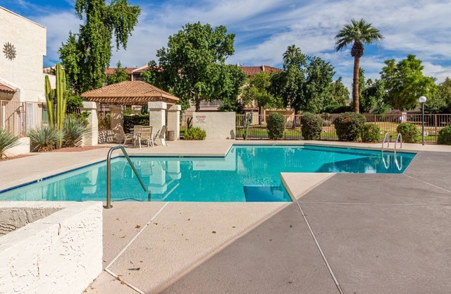 ⭐️⭐️⭐️⭐️⭐️, Cozy- Spacious, Ground Level, 2BR/2BA Condo. Points West Condos